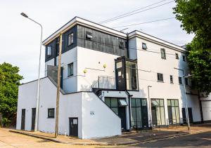 een wit gebouw in een stadsstraat bij Chic Coastal Hideaway: 2-BR Gem Southend Stays in Southend-on-Sea
