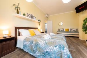 A bed or beds in a room at Appartamenti Vista Mole, Centro a 15 min - Luxury Suites & fast WiFi