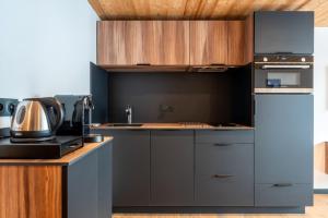 eine Küche mit Spüle und Herd Oberer Backofen in der Unterkunft TARDEVANT 21 in Le Grand-Bornand + 10 Fotos