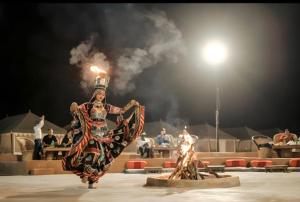een man danst in een optreden in een circus bij Explore Overnight Desert Safari Jaisalmer in Jaisalmer