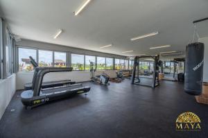トゥルムにあるNHOA 307A Lux 2BR Condo Pool View in Aldea Zamaのトレッドミルやカーディオマシンが数台あるジム