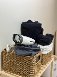 ソウルにあるSeoul Sensibility B&B Houseのヘアドライヤーが乗ったバスケット