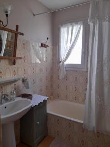 Phòng tắm tại Chambre d'hôtes avec garage au bord de mer
