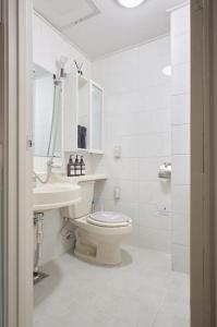 ソウルにあるSeoul Sensibility B&B Houseのトイレと洗面台を備えた白いバスルーム