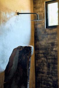 a towel hanging on a wall next to a window at Cabaña Gardenia, Tapalpa in Tapalpa +25 photos