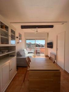 Een keuken of kitchenette bij 2RO601E Agréable T2 cabine avec grande terrasse parking privé vue dégagée