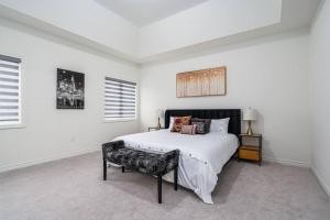Ένα ή περισσότερα κρεβάτια σε δωμάτιο στο Custom Build 5 Bedroom Villa (Ski Resort)