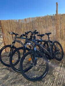 um grupo de bicicletas estacionadas ao lado de uma cerca em Eagles Dôme em Bou Tferda