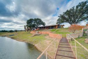 LlanoにあるRustic and Western House on Lake - Swim, Fish, Hunt!の川の横の丘の上の家
