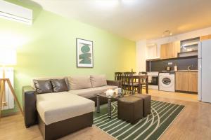 A kitchen or kitchenette at Modern and Bright Apartments near Center - FREE PARKING