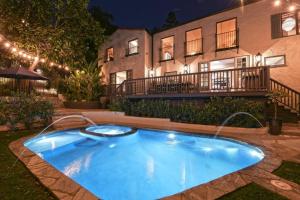 Designer Pool Villa Under the Hollywood Sign في لوس أنجلوس: مسبح امام مبنى في الليل