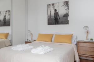 1 dormitorio con 1 cama con toallas en Fliphaus Nicaragua 4700 - 1 Dorm Palermo Soho en Buenos Aires