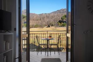 d'une terrasse avec une table et des chaises sur un balcon. dans l'établissement Relax Tra Monti e Laghi, à Brenta