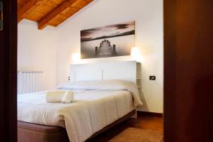 - une chambre dotée d'un lit avec une photo sur le mur dans l'établissement Relax Tra Monti e Laghi, à Brenta