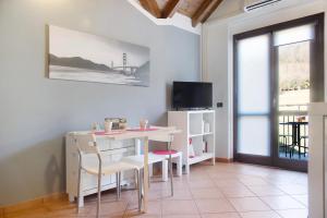 TV a/nebo společenská místnost v ubytování Relax Tra Monti e Laghi