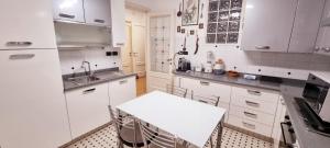 Kitchen o kitchenette sa Porta Pila Brignole Apartment