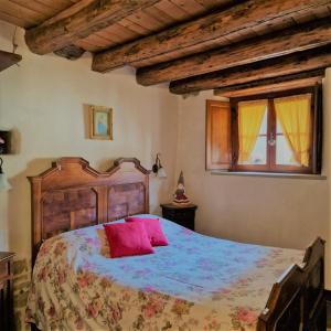 ein Schlafzimmer mit einem großen Bett mit einem Kopfteil aus Holz in der Unterkunft B&B Santa Brigida in Santa Brigida