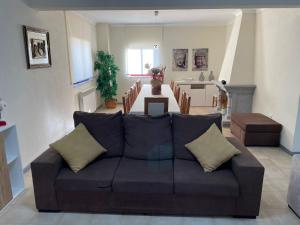 ein Wohnzimmer mit einem Sofa und einem Tisch in der Unterkunft Alojamento Casa da Pedra Verde in Vieira do Minho