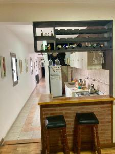 cocina con encimera y nevera en Departamento Ludmila en Villa María