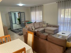 ein Wohnzimmer mit einem Sofa und einem Tisch in der Unterkunft Alojamento Casa da Pedra Verde in Vieira do Minho
