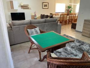 uma sala de estar com uma mesa e um sofá em Alojamento Casa da Pedra Verde em Vieira do Minho