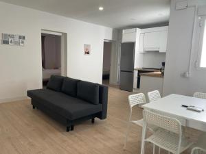 ein Wohnzimmer mit einem Sofa, einem Tisch und Stühlen in der Unterkunft U5 A estrenar bien situado cerca de metro in Madrid