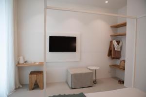 リド・ディ・フェルモにあるCinziaHome Boutiqueの白い壁にテレビが置かれたリビングルーム