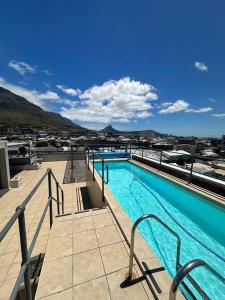 una gran piscina en la parte superior de un edificio en Bachelor apartment in Cape Town, en Ciudad del Cabo