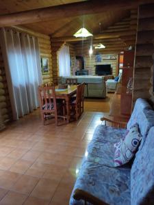 een woonkamer met een bank en een tafel bij Gran Cabaña Falaguera in Bárig