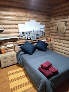 1 dormitorio con 1 cama y pared de madera en Gran Cabaña Falaguera, en Bárig