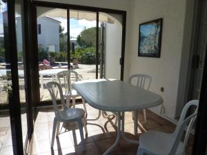 una mesa y sillas en un patio con sombrilla en Casa Viviana, en L'Ampolla