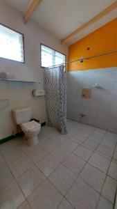łazienka z toaletą i prysznicem w obiekcie Cool & Calm Hotel w mieście Manzanillo