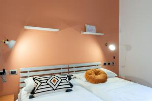 ein Schlafzimmer mit einem Bett mit einem Kürbis drauf in der Unterkunft ALTIDO Trendy units in the city centre in Triest