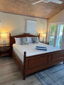 Ένα ή περισσότερα κρεβάτια σε δωμάτιο στο Ambrosia Key West
