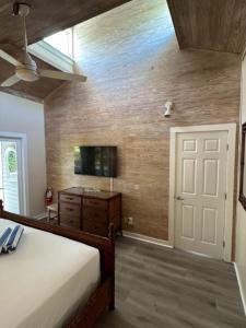 Μια τηλεόραση ή/και κέντρο ψυχαγωγίας στο Ambrosia Key West