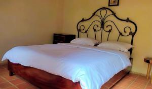 Tempat tidur dalam kamar di Mia Safari Lodge and Restaurant