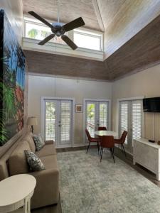 Μια τηλεόραση ή/και κέντρο ψυχαγωγίας στο Ambrosia Key West