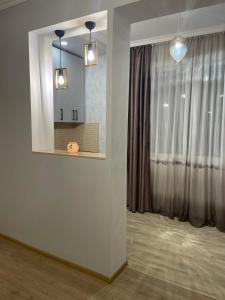 Habitación con baño con espejo y lavabo. en Aldaga, en Tiflis
