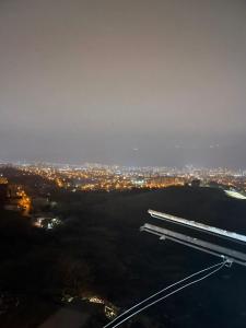 una vista aérea de una ciudad por la noche en Aldaga, en Tiflis