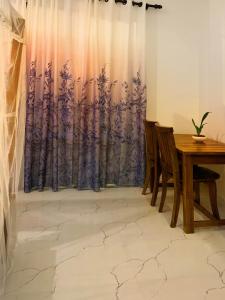 - une salle à manger avec une table et un rideau dans l'établissement Golden Wave, à Ahangama