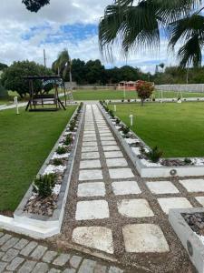 einen Garten mit einem Park mit Spielplatz in der Unterkunft Sítio Meu Refúgio in Cabo Frio
