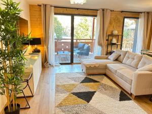 Część wypoczynkowa w obiekcie Les Gets - Moderne appartement, 1.5km du centre, 400m des pistes, terrasse, 2 chambres, WiFi, parking - FR-1-623-339