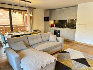 Kuchnia lub aneks kuchenny w obiekcie Les Gets - Moderne appartement, 1.5km du centre, 400m des pistes, terrasse, 2 chambres, WiFi, parking - FR-1-623-339