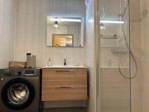 łazienka z pralką i prysznicem w obiekcie Les Gets - Moderne appartement, 1.5km du centre, 400m des pistes, terrasse, 2 chambres, WiFi, parking - FR-1-623-339 w mieście Les Gets