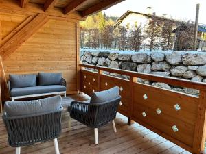 Część wypoczynkowa w obiekcie Les Gets - Moderne appartement, 1.5km du centre, 400m des pistes, terrasse, 2 chambres, WiFi, parking - FR-1-623-339