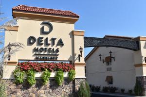 um edifício com um sinal para delta morocco em Delta Hotels by Marriott Indianapolis East em Indianápolis
