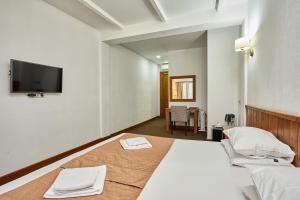 蘇呼米的住宿－DEM Hotel，酒店客房设有两张床和一台平面电视。