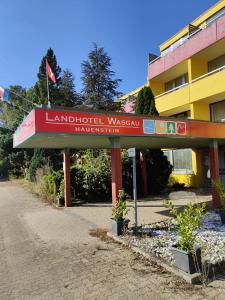una señal frente a un edificio en Landhotel Neding en Hauenstein