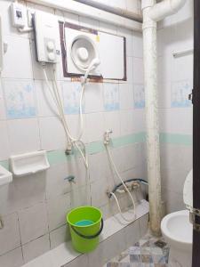 a bathroom with a shower and a bucket at ห้องพักสุขสบายวังหลัง in Bangkok