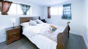 een slaapkamer met een bed met een knuffeldier erop bij Lovely 1-BR W Sofa Bed in The Heart of NDG in Montreal